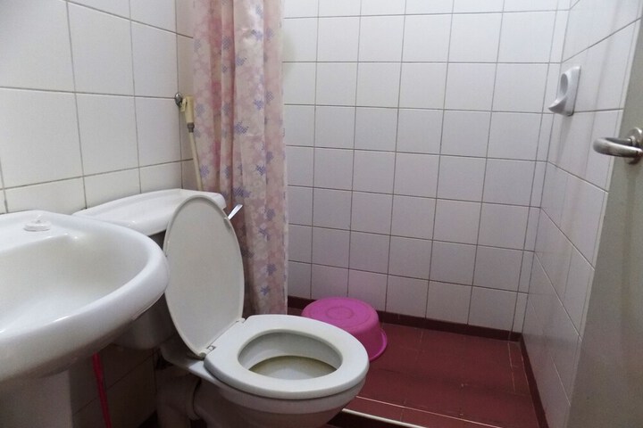Room 17 of 35