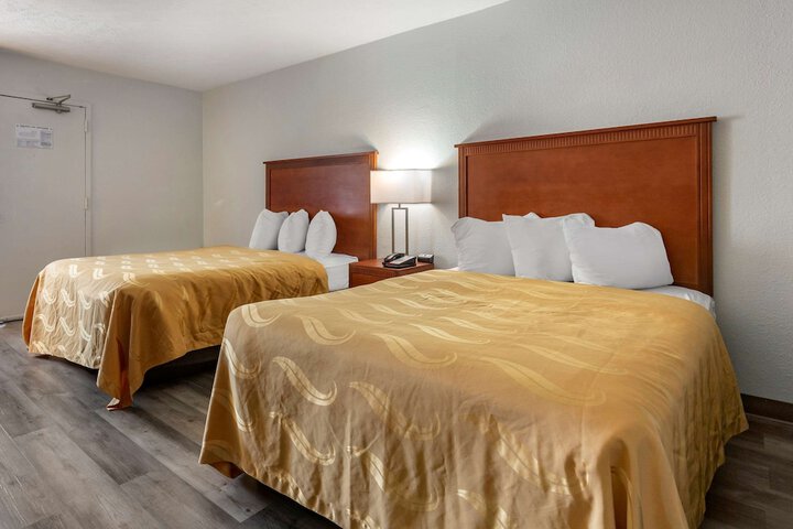 2 Double Beds (7 of 13)