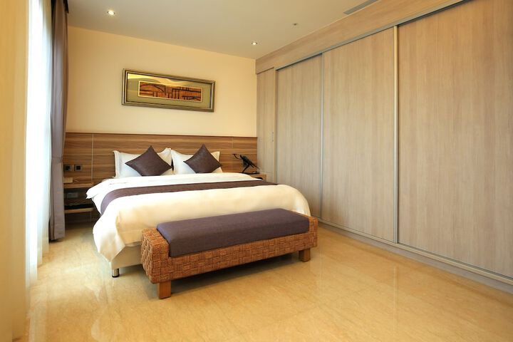 Room 18 of 102