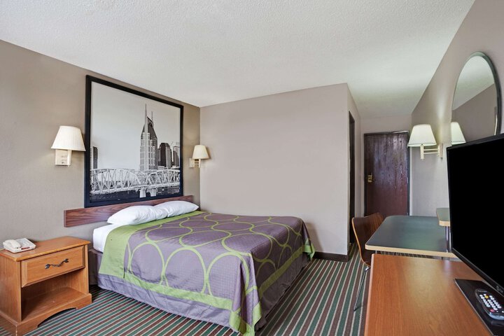 1 Queen Bed (10 of 12)