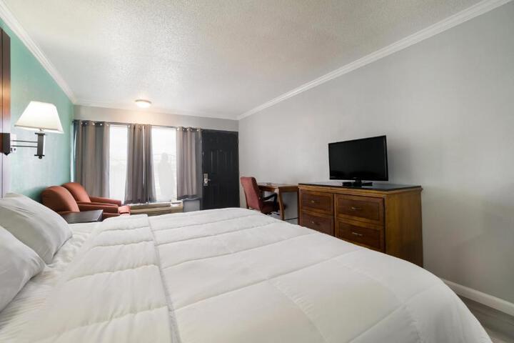 1 King Bed (7 of 18)