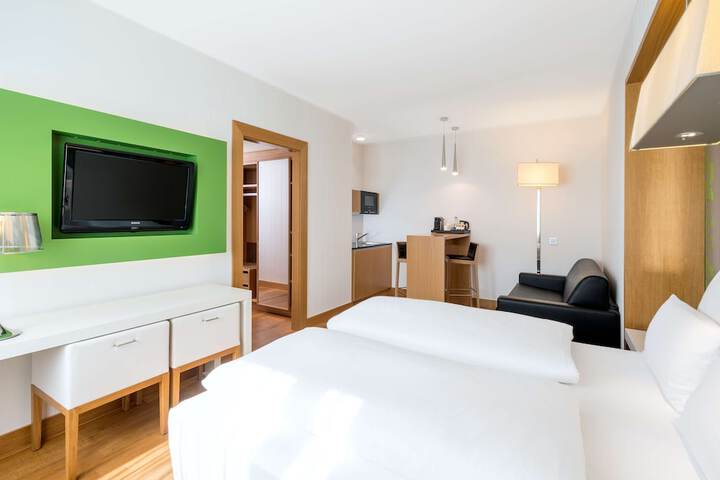 Room 8 of 33