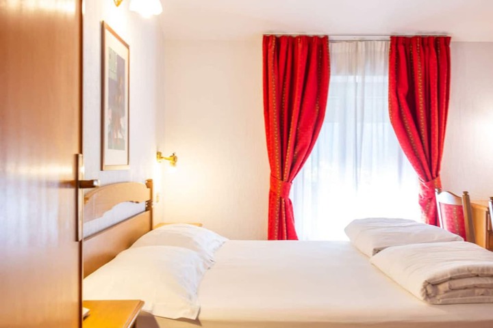 Room 15 of 48