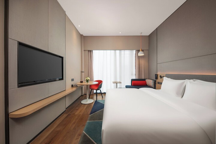 Room 18 of 102