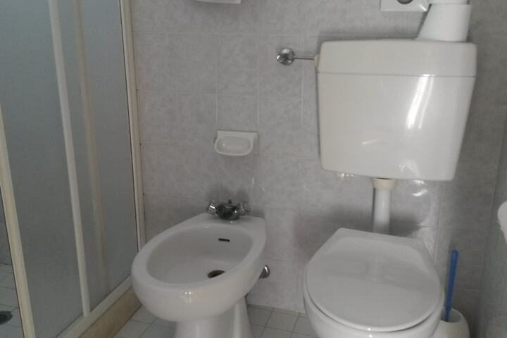 Room 13 of 33