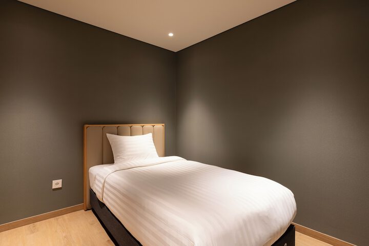 Room 3 of 33