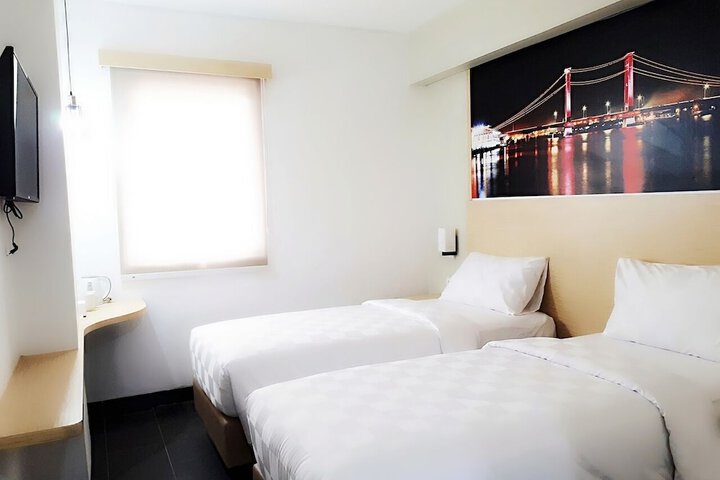 Room 5 of 9