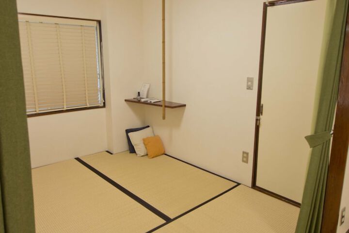 Room 8 of 34
