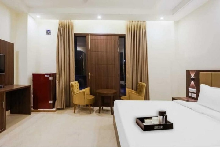Room 9 of 11