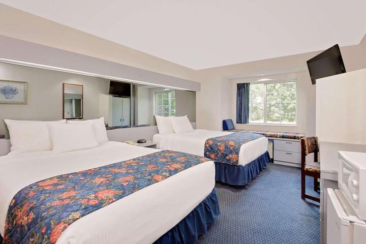 1 Queen Bed (3 of 22)