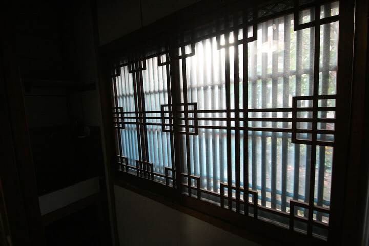 Room 28 of 107