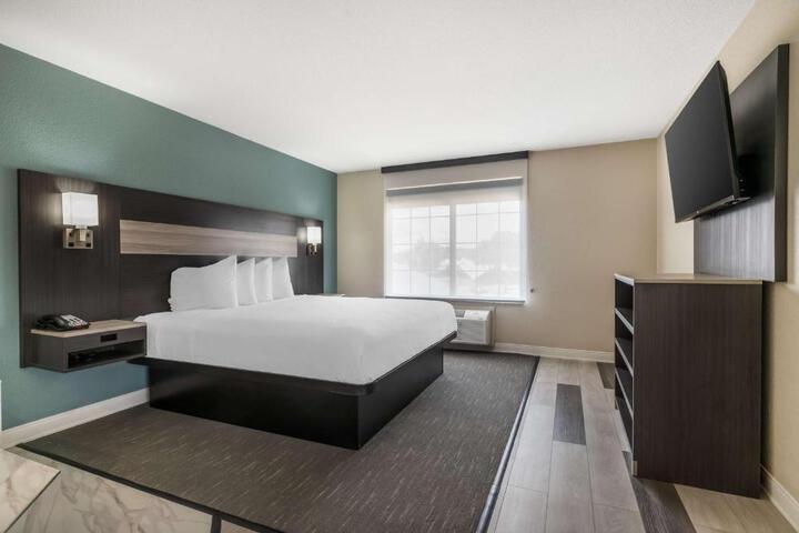 Accessible 1 King Accessible Roll in Shower Microwave and Refrigerator WiFi Full Breakfast (5 of 24)
