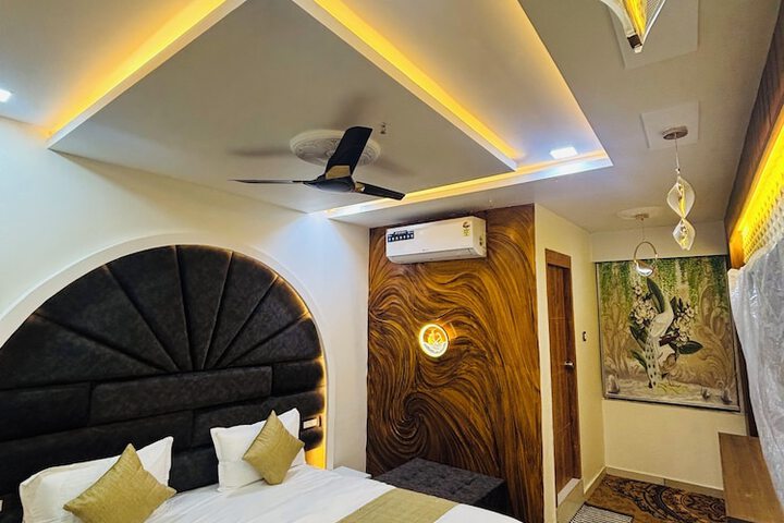 Room 13 of 30