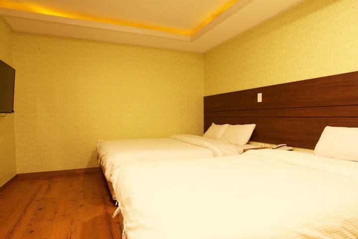 Room 18 of 28