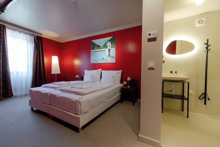 Room 10 of 103