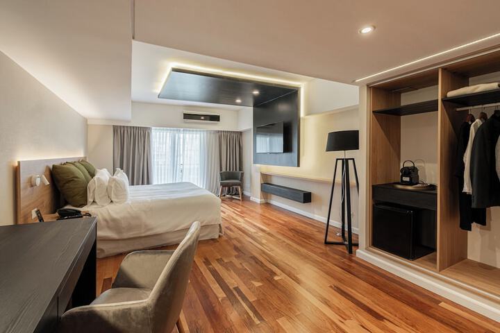 Room 32 of 76