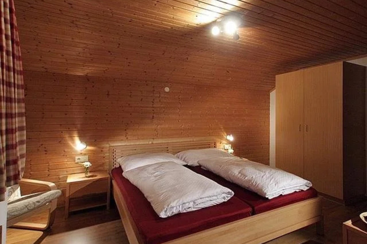 Room 3 of 10