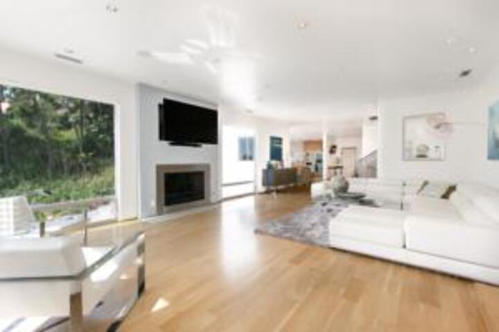 1063 - Hollywood Contemporary Compound in Los Angeles, CA