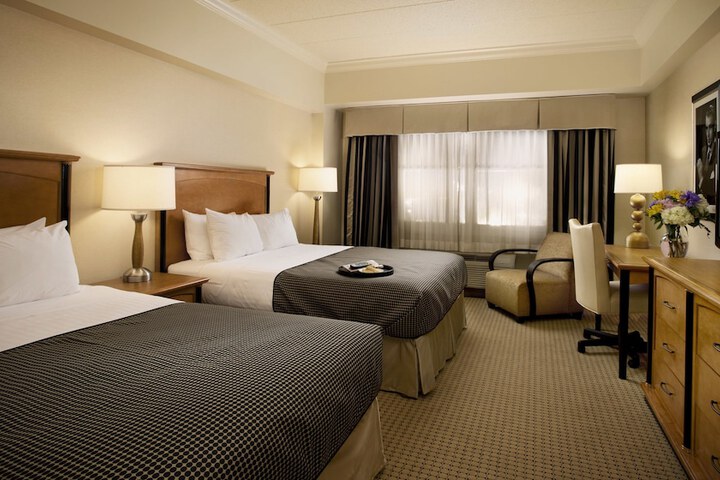 Deluxe 2 Queen Beds (2 of 2)