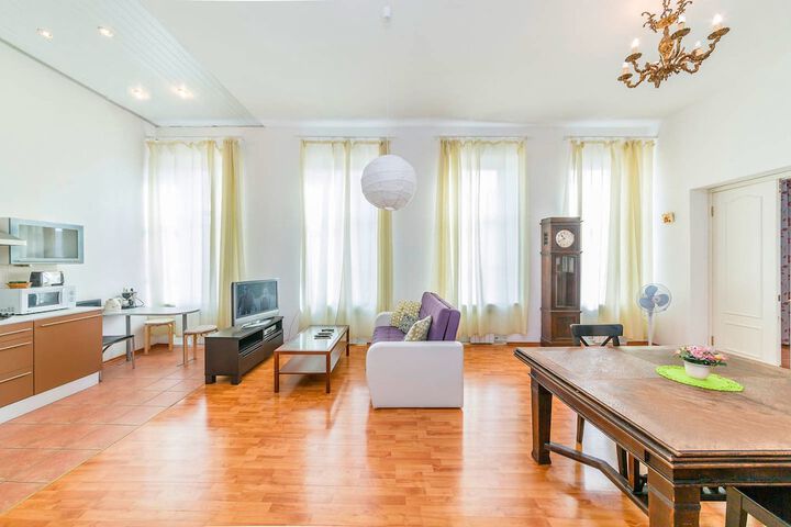 Room 9 of 18