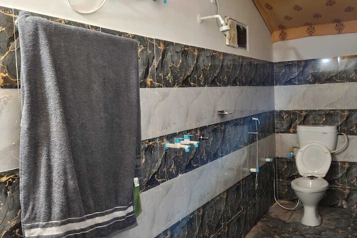 Room 4 of 8