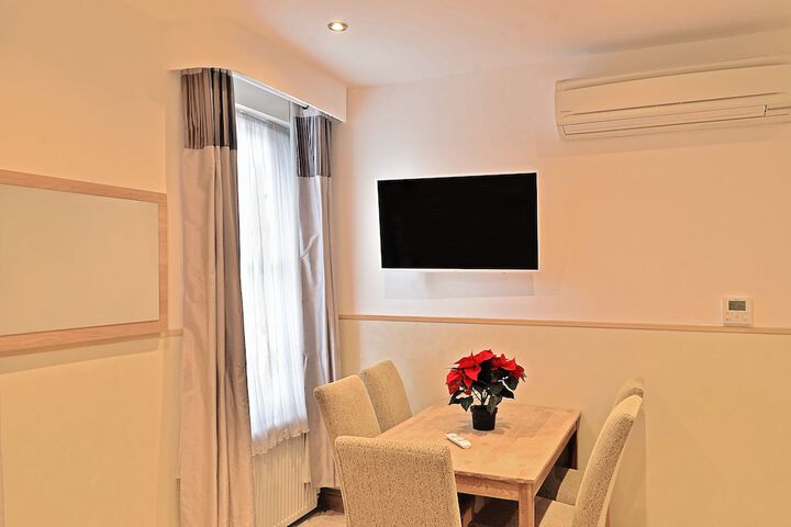 Room 27 of 90