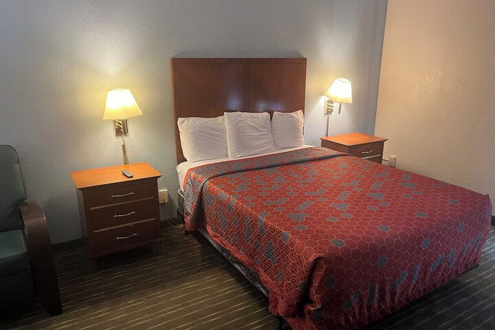 Deluxe Queen Bed (5 of 5)