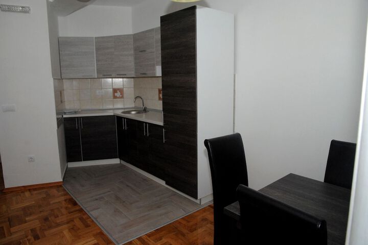 Room 7 of 80