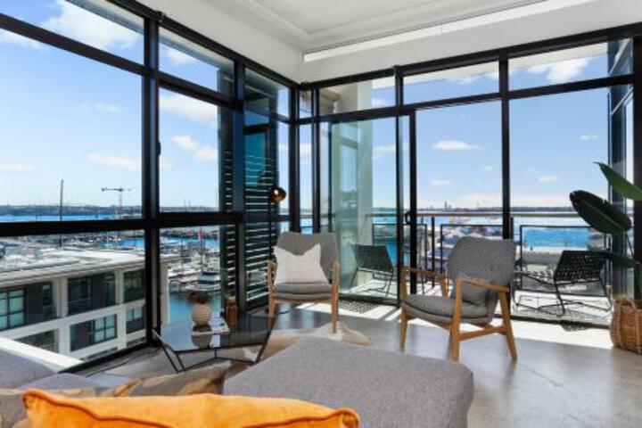 NEW Bright Modern One Bed Marina Penthouse NEW