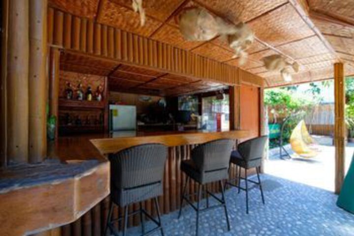 Lounge 54 of 84