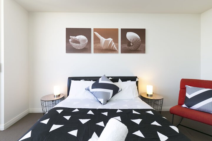 Room 5 of 16