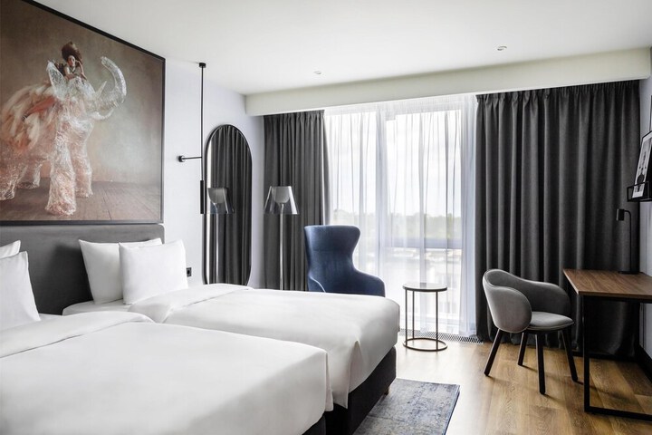 Room 53 of 228
