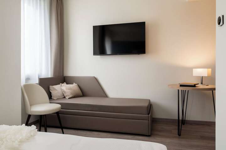 Room 9 of 27