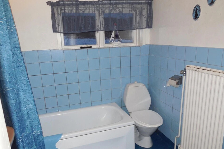 Room 6 of 12