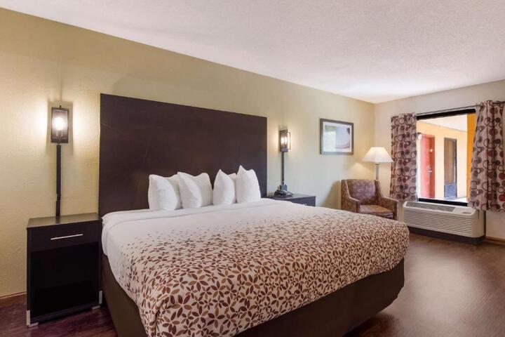 1 King Bed Microwave and Refrigerator WiFi Full Breakfast (4 of 10)