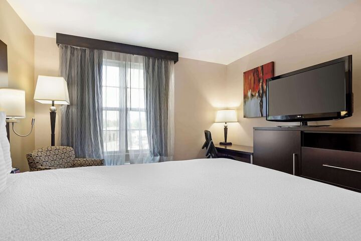 1 Queen Bed High Speed Internet Accessible Refrigerator, Coffee Maker, Hairdryer Full Breakfast (4 of 26)