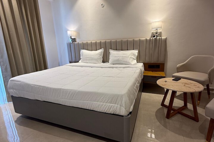 Room 10 of 18