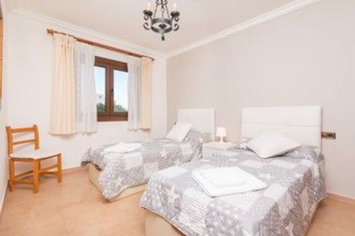 Room 8 of 33