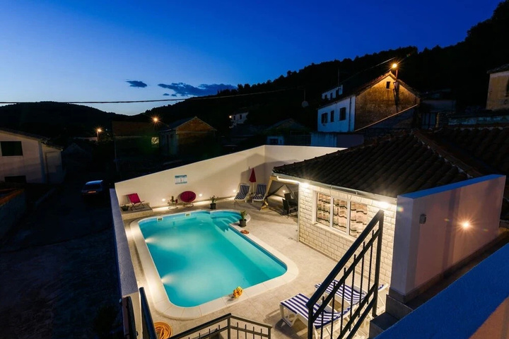 Pool 11 of 18