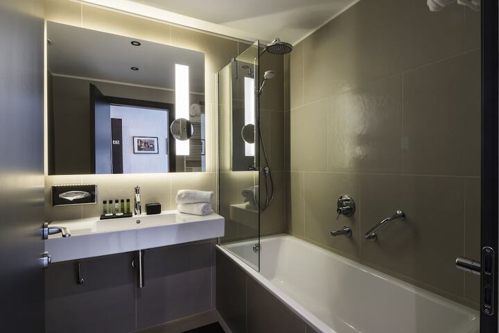 Room 32 of 59