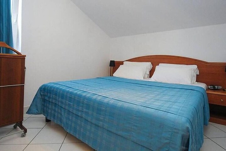 Room 5 of 25