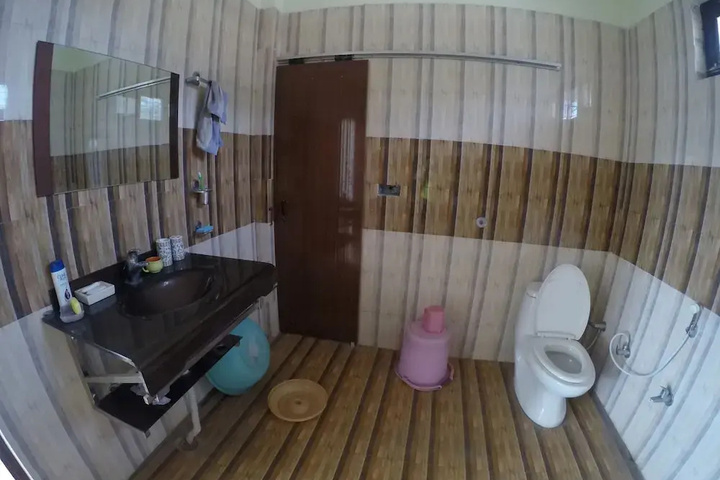 Room 5 of 9