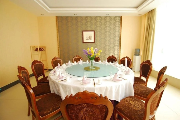 Dining 9 of 11