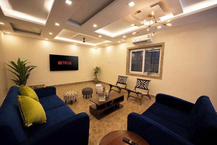 LAKESIDE SUITES