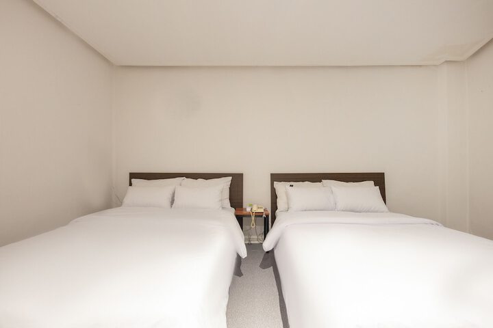 Room 8 of 82