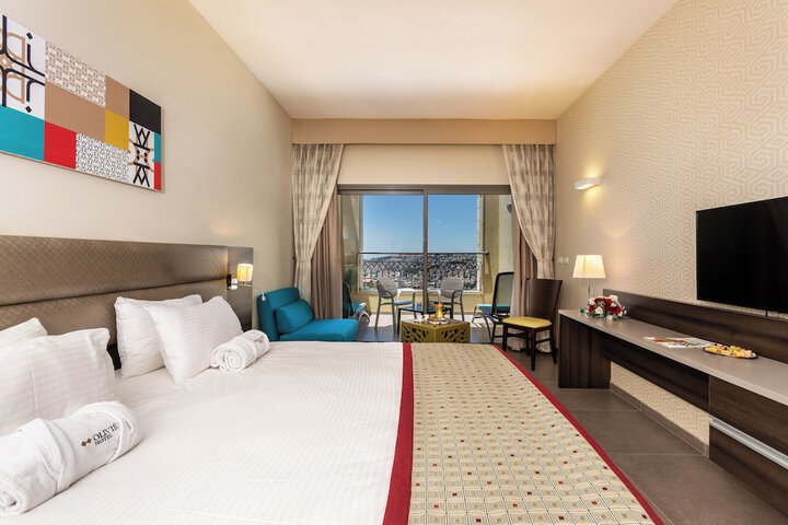 Room 10 of 87