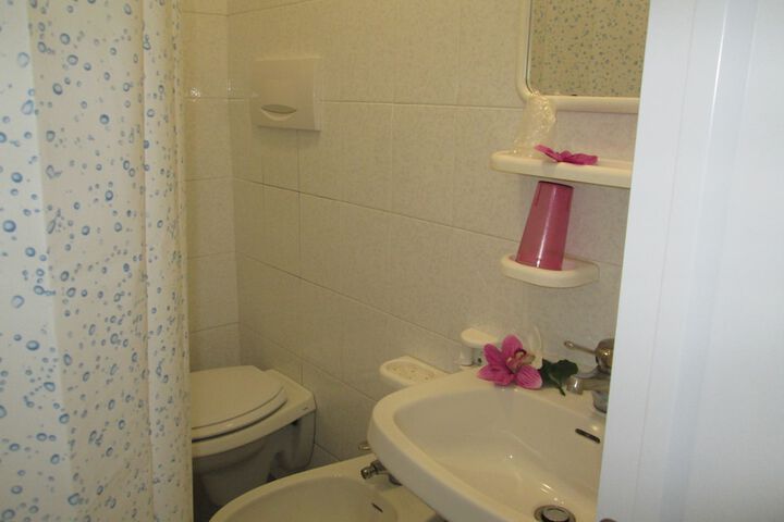 Room 10 of 14