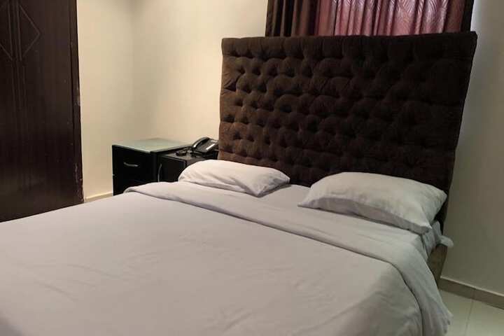 Room 4 of 37