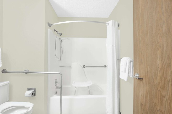 1 Queen Bed Mobility Accessible (5 of 11)