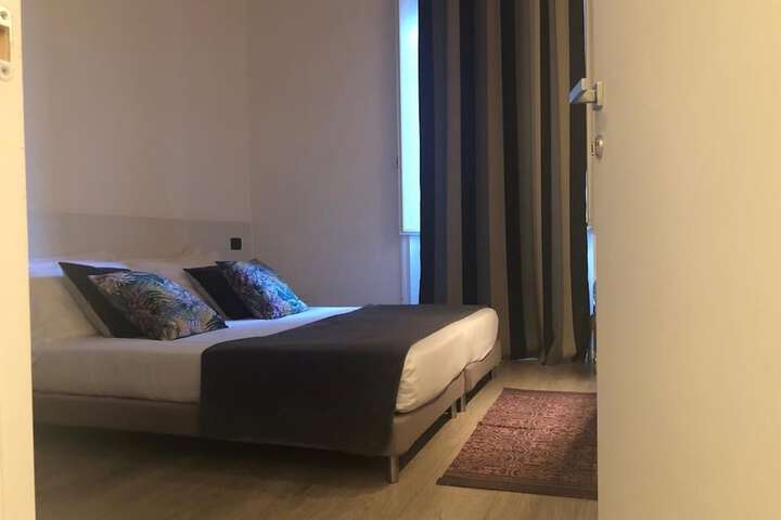 Room 32 of 84